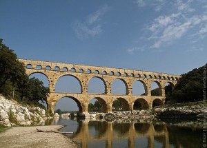 останки античного акведука Пон-дю-Гар